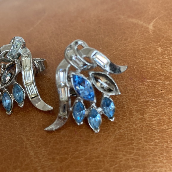 Crown trifari, pastel blue and rhinestone baguette clip earrings - Picture 3 of 5